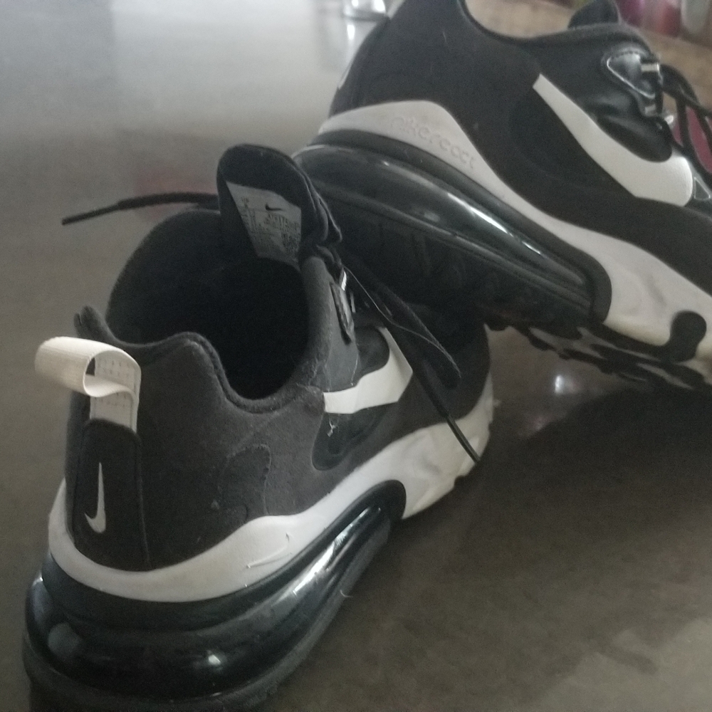 Womans size 8 Nike Air Maz 270
